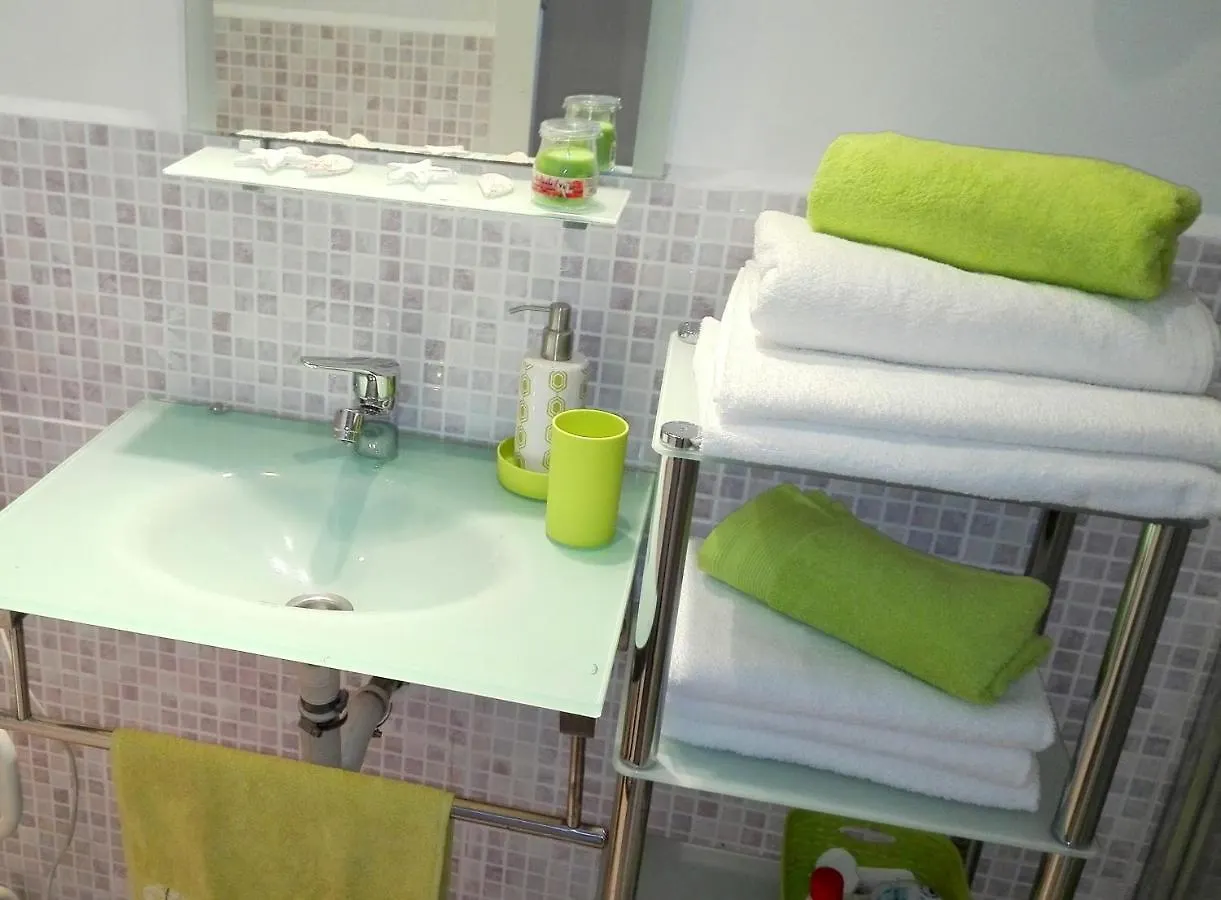 Cosmo Grey Apartment L'Hospitalet de Llobregat 0*,  Spain